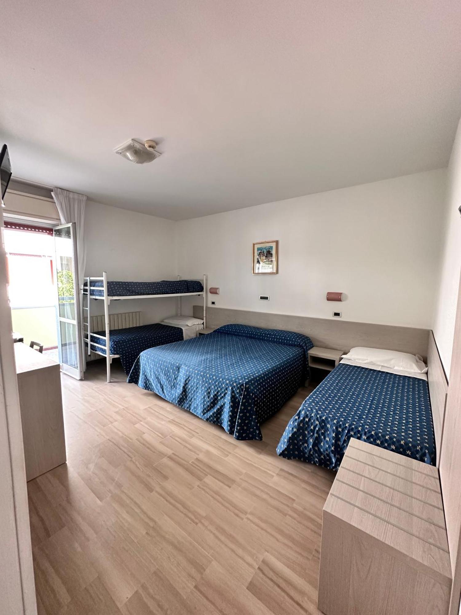 Hotel Holiday Martinsicuro Phòng bức ảnh