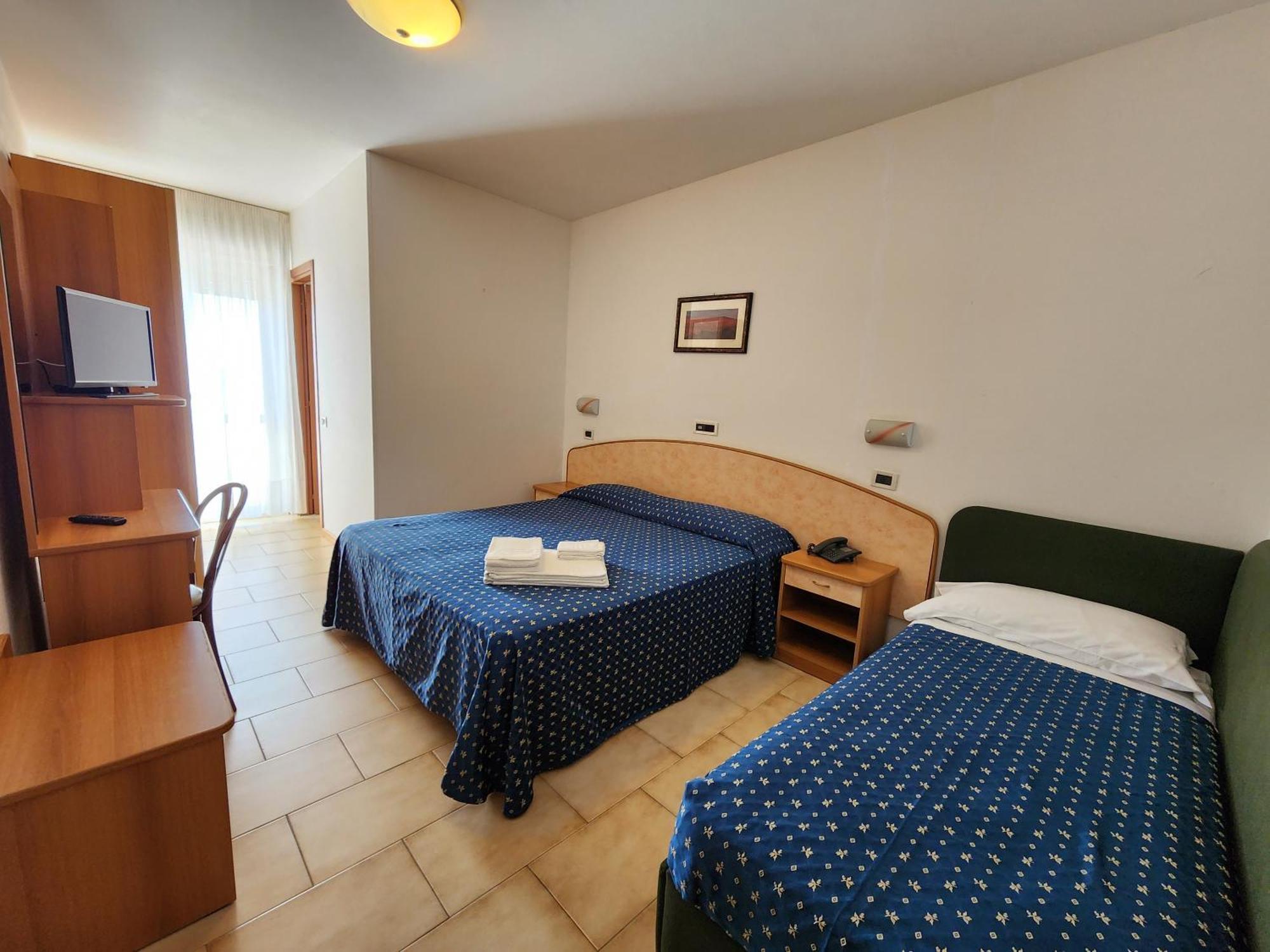 Hotel Holiday Martinsicuro Phòng bức ảnh