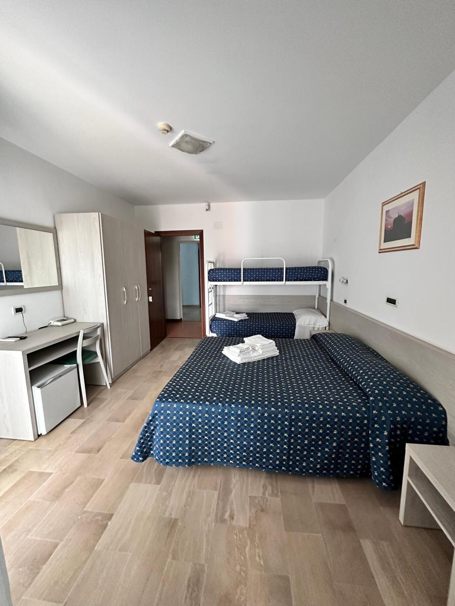 Hotel Holiday Martinsicuro Phòng bức ảnh