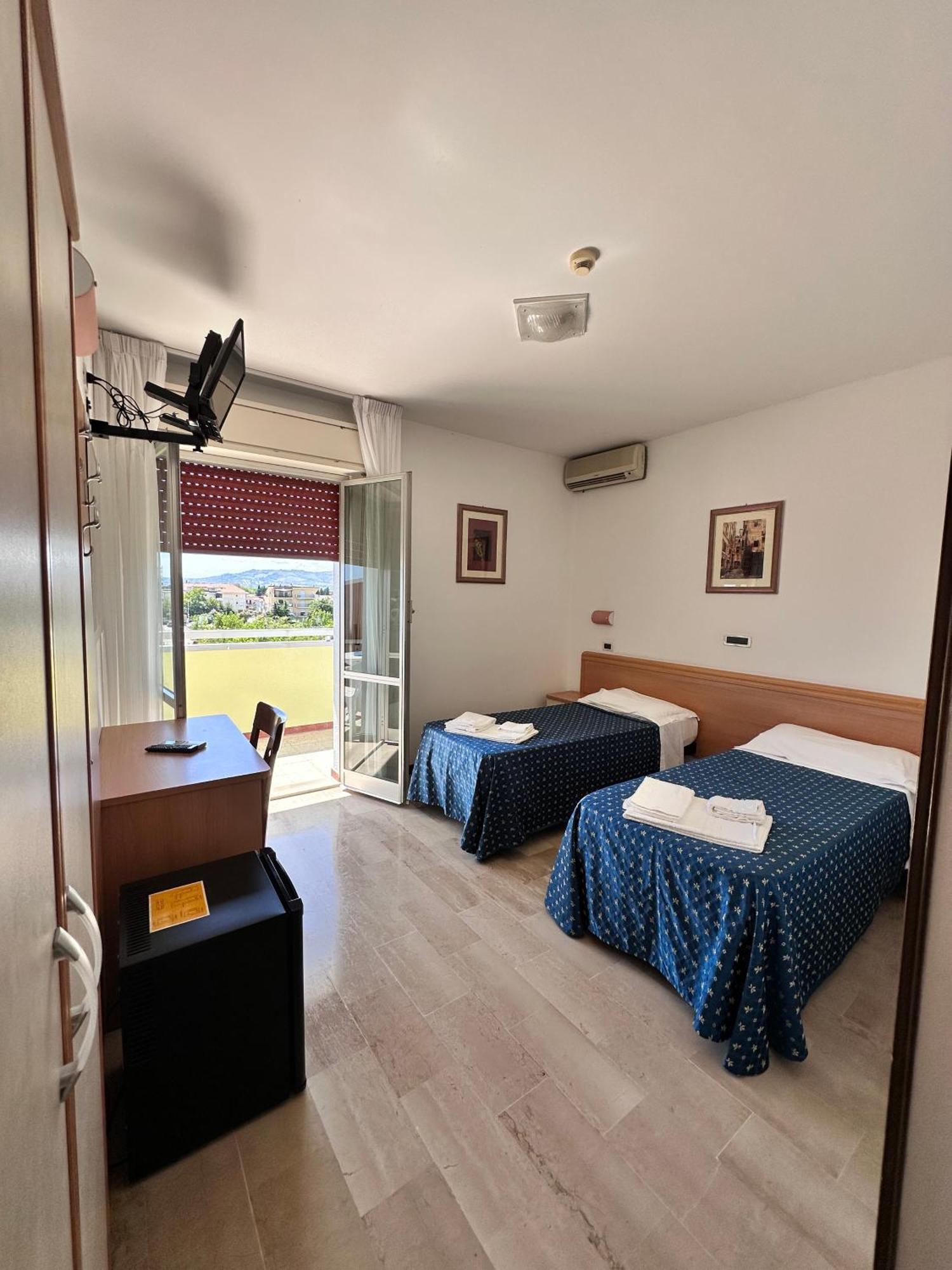 Hotel Holiday Martinsicuro Phòng bức ảnh