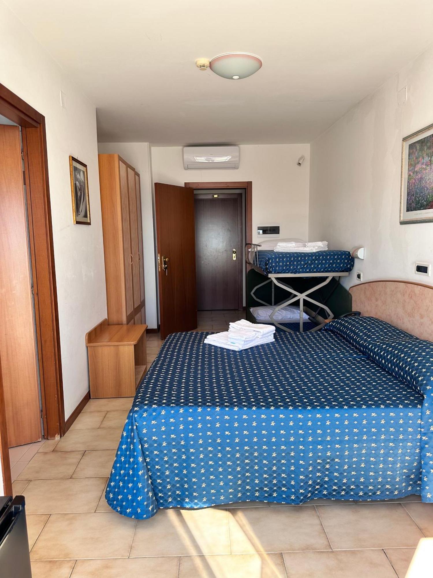 Hotel Holiday Martinsicuro Phòng bức ảnh
