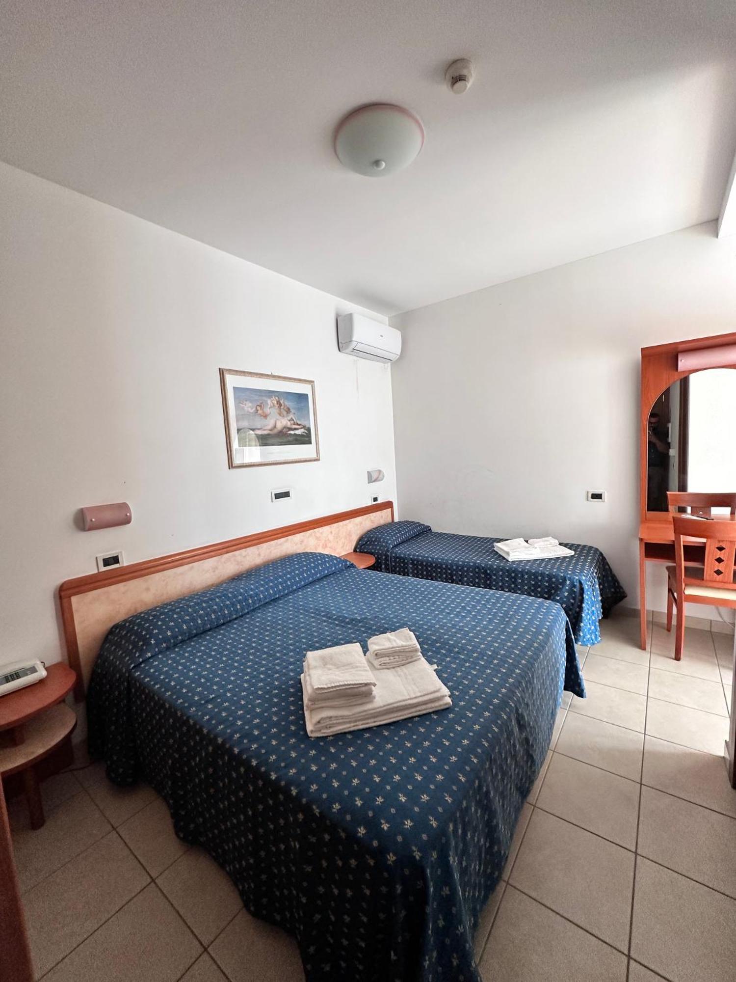 Hotel Holiday Martinsicuro Phòng bức ảnh