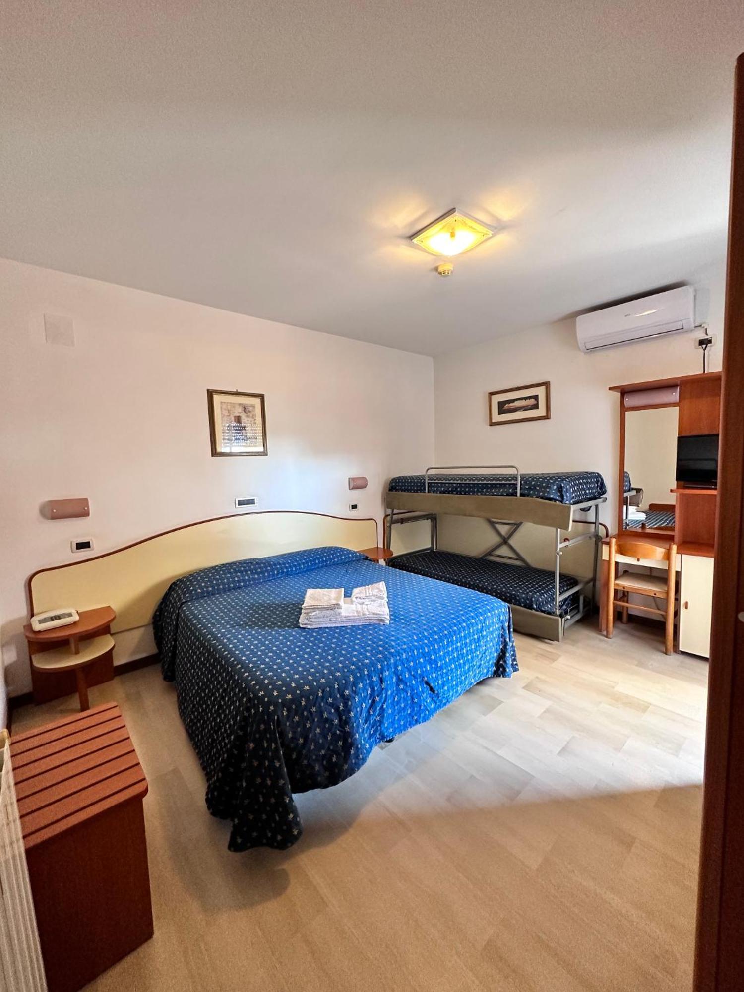 Hotel Holiday Martinsicuro Phòng bức ảnh