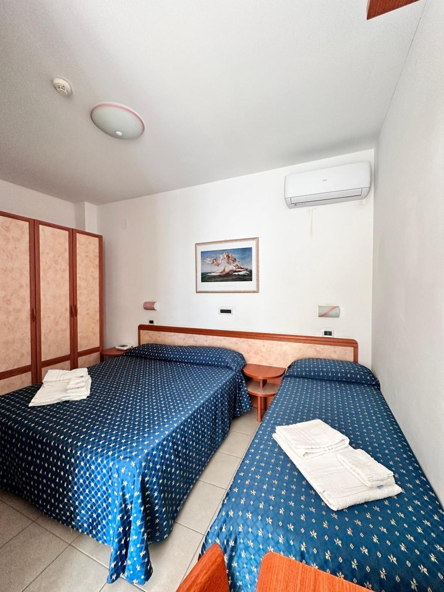 Hotel Holiday Martinsicuro Phòng bức ảnh