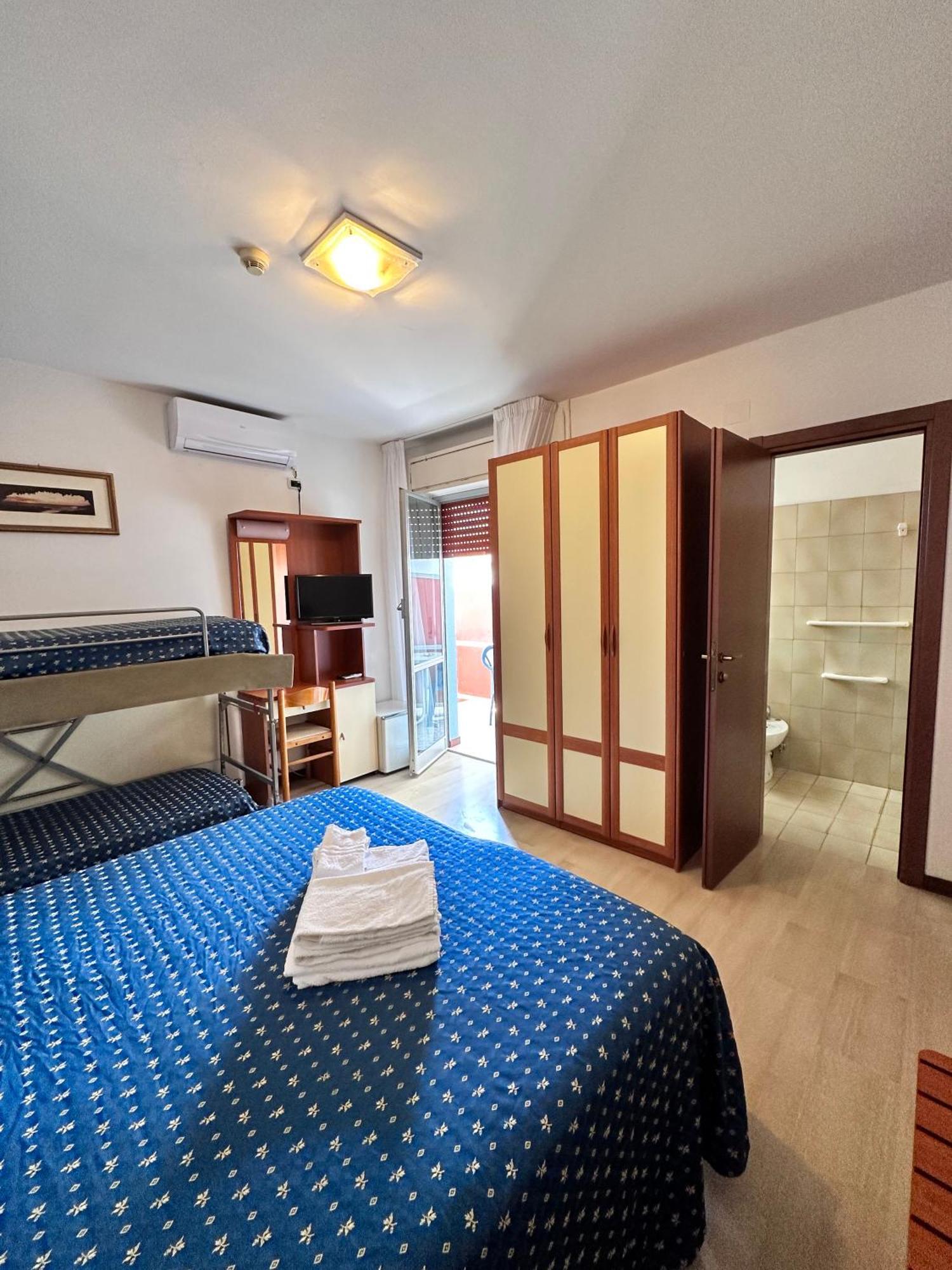 Hotel Holiday Martinsicuro Phòng bức ảnh