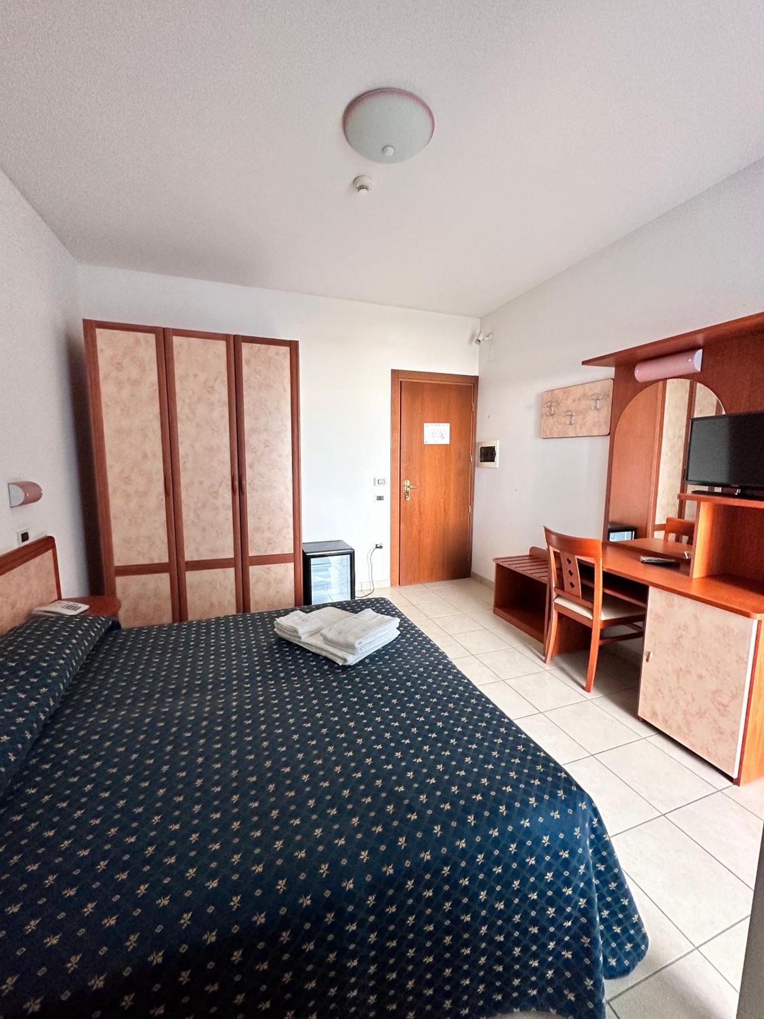 Hotel Holiday Martinsicuro Phòng bức ảnh